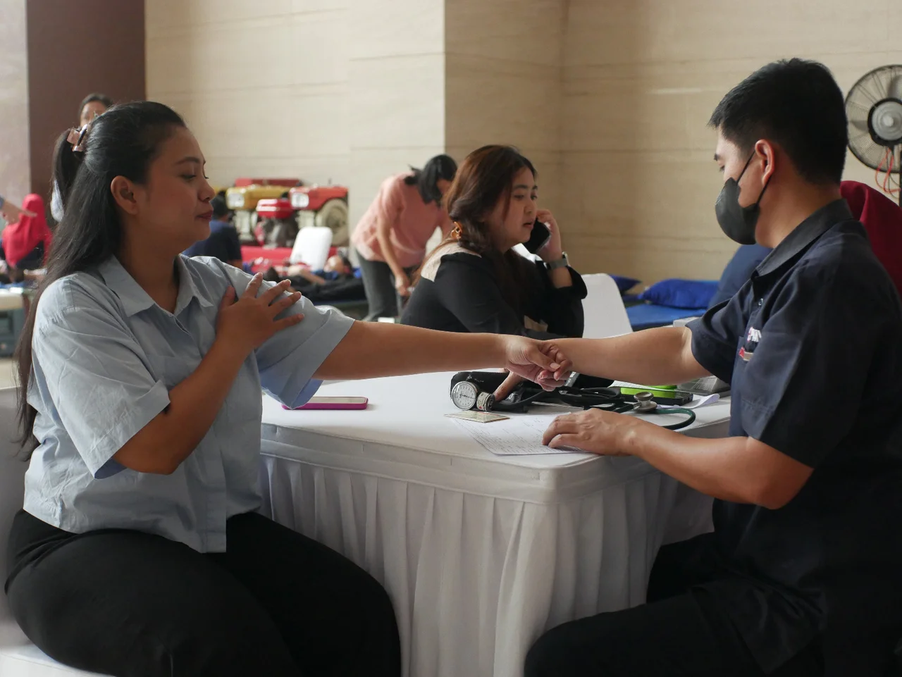 Peserta donor darah melakukan pengecekan kesehatan.
